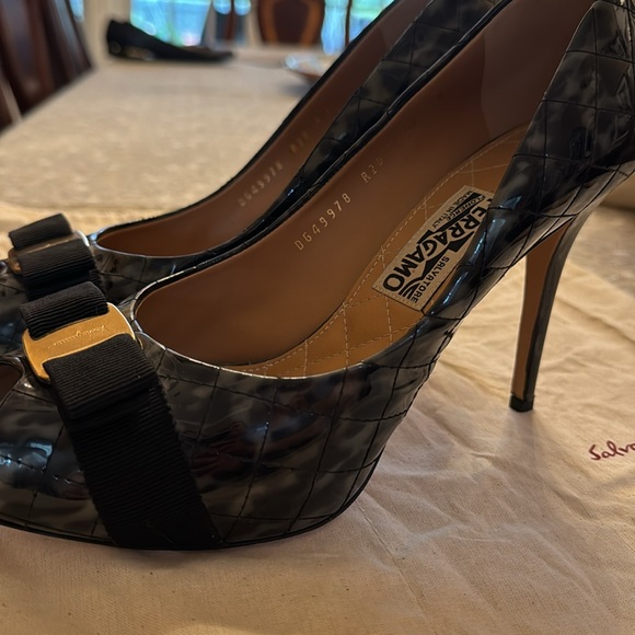 Ferragamo couture heels.  Quilted grey/black patent leather. Worn 1x. Sz 10 - Picture 3 of 6